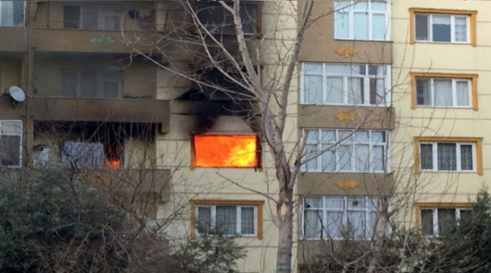 Kira isteyen ev sahibine kızdı, daireyi ateşe verdi