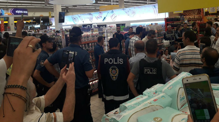Oturma eylemi yapan market işçilerine polis saldırısı