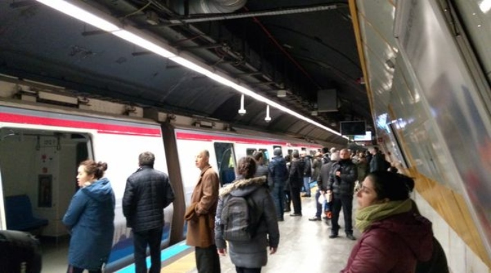 Metro istasyonunda raylara düşen kişi hayatını kaybetti