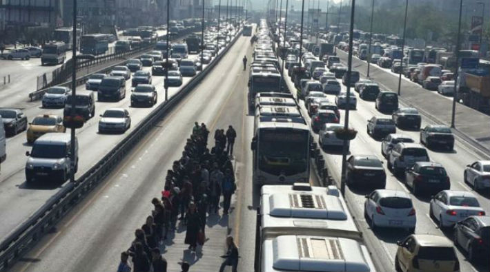 Metrobüs arızalandı, İstanbullular yürüdü