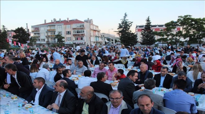 MHP'nin düzenlediği iftarda çok sayıda kişinin zehirlendiği iddia edildi