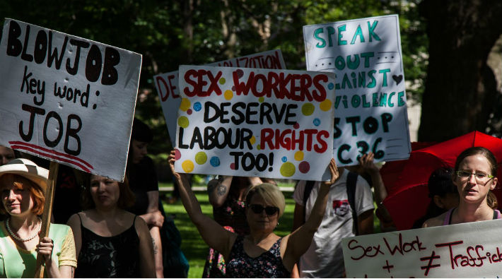 Seks işçileri vitrin karartıp greve gidiyor
