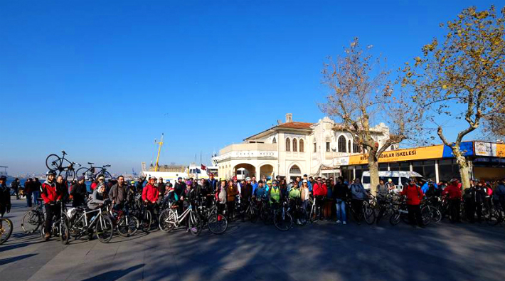 Don Kişot'un çağrısıyla yüzden fazla bisikletçi ALİKEV için pedal çevirdi