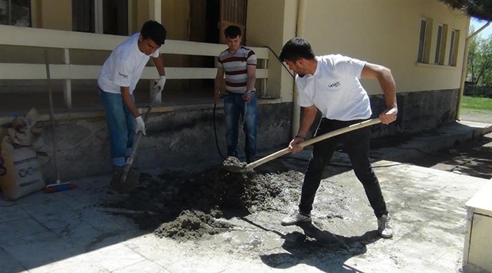 Üniversite öğrencileri köy okulunu tamir etti, boyasını yaptı