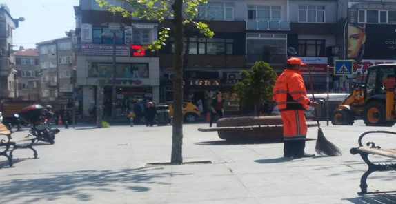 Belediye Kocamustafapaşa Meydanı’nı güvercinlere yasakladı, başına da görevli dikti